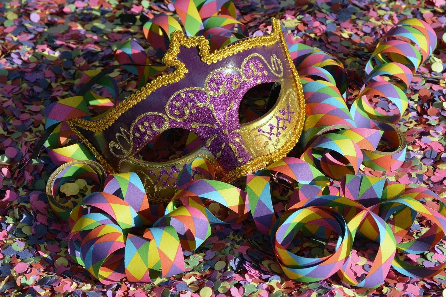 Maschera di carnevale con coriandoli e stelle filanti