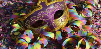 Maschera di carnevale con coriandoli e stelle filanti